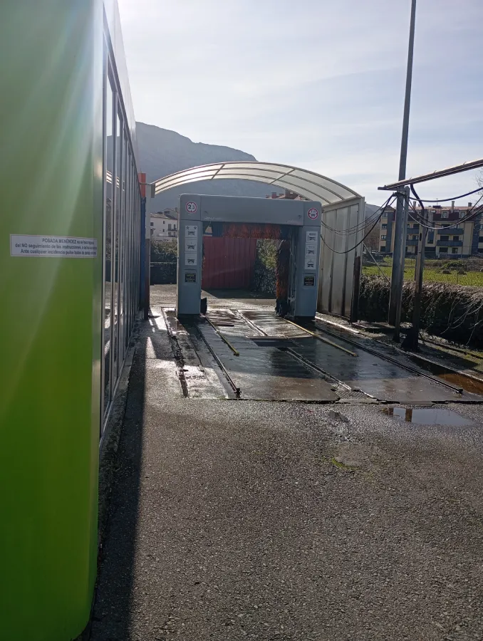 Posada Menéndez - túnel de lavado de vehículos en Posada de Llanes